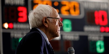 O senador Bernie Sanders fala em um comício na Salina Intermediate School, em 7 de março de 2020, em Dearborn, no Michigan.