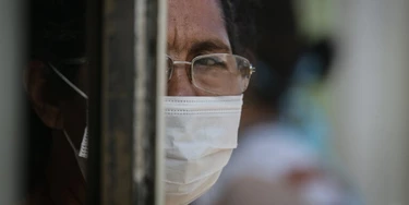 BRASILIA, BRAZIL - MARCH 13:   A couple wearing protective masks  at the Asa Norte Regional Hospital (HRAN) on March 13, 2020 in Brasilia, Brazil. According to the Health Ministry Brazil has confirmed 77 cases of  coronavirus. BRASILIA, BRAZIL - MARCH 13:   A couple wearing protective masks  at the Asa Norte Regional Hospital (HRAN) on March 13, 2020 in Brasilia, Brazil. According to the Health Ministry Brazil has confirmed 77 cases of  coronavirus.