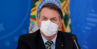 Jair Bolsonaro durante entrevista coletiva nesta quarta-feira: máscaras, só com a boca fechada.