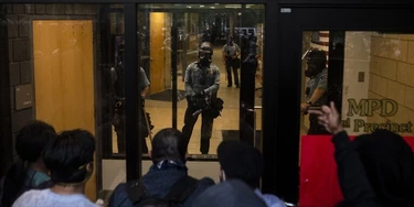 Manifestantes protestam contra a morte de George Floyd em frente à 3ª Delegacia de Polícia em 26 de maio de 2020, em Minneapolis.