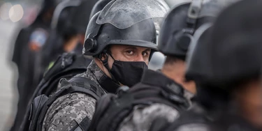 RIO DE JANEIRO, BRAZIL - JUNE 07: A police officer looks on during a rally on support of Brazil's President Jair Bolsonaro at Copacabana beach on June 07, 2020 in Rio de Janeiro, Brazil. (Photo by Andre Coelho/Getty Images) RIO DE JANEIRO, BRAZIL - JUNE 07: A police officer looks on during a rally on support of Brazil's President Jair Bolsonaro at Copacabana beach on June 07, 2020 in Rio de Janeiro, Brazil. (Photo by Andre Coelho/Getty Images)