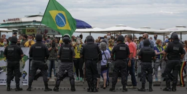 RIO DE JANEIRO, BRAZIL - JUNE 07: Police officers stand during a rally on support of Brazils President Jair Bolsonaro at Copacabana beach on June 07, 2020 in Rio de Janeiro, Brazil. (Photo by Andre Coelho/Getty Images) RIO DE JANEIRO, BRAZIL - JUNE 07: Police officers stand during a rally on support of Brazils President Jair Bolsonaro at Copacabana beach on June 07, 2020 in Rio de Janeiro, Brazil. (Photo by Andre Coelho/Getty Images)