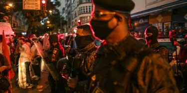 RIO DE JANEIRO, BRAZIL - JUNE 28: Police officers stand during a rally against President Jair Bolsonaro and Governor of Rio de Janeiro Wilson Witzel amidst the coronavirus (COVID-19) pandemic at Copacabana beach on June 28, 2020 in Rio de Janeiro, Brazil. The protest was organized by left-wing parties and social movements. (Photo by Andre Coelho/Getty Images) RIO DE JANEIRO, BRAZIL - JUNE 28: Police officers stand during a rally against President Jair Bolsonaro and Governor of Rio de Janeiro Wilson Witzel amidst the coronavirus (COVID-19) pandemic at Copacabana beach on June 28, 2020 in Rio de Janeiro, Brazil. The protest was organized by left-wing parties and social movements. (Photo by Andre Coelho/Getty Images)