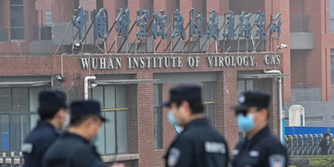 Equipe de segurança fica de guarda no exterior do Instituto de Virologia de Wuhan, na China, em 3 de fevereiro de 2021. Equipe de segurança fica de guarda no exterior do Instituto de Virologia de Wuhan, na China, em 3 de fevereiro de 2021.