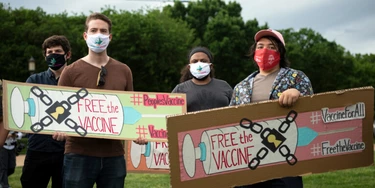 Ativistas exigem acesso global e equitativo à vacina contra a covid-19 no National Mall em Washington, EUA, em 5 de maio de 2021. Foto: Caroline Brehman/Getty Images