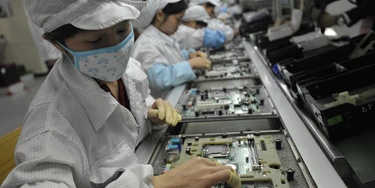 This photo taken on May 27, 2010 shows Chinese workers in the Foxconn factory in Shenzhen, in southern China's Guangdong province.  A labour rights group said on June 28, it had found "deplorable" conditions at Apple suppliers in China, following a probe of several firms that supply the US technology giant.     CHINA OUT      AFP PHOTO        (Photo credit should read STR/AFP/GettyImages) This photo taken on May 27, 2010 shows Chinese workers in the Foxconn factory in Shenzhen, in southern China's Guangdong province.  A labour rights group said on June 28, it had found "deplorable" conditions at Apple suppliers in China, following a probe of several firms that supply the US technology giant.     CHINA OUT      AFP PHOTO        (Photo credit should read STR/AFP/GettyImages)