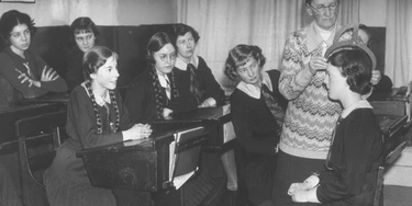 circa 1937: A phrenologist, who reads the 'bumps' on people's heads, demonstrating how to measure a head to a class of schoolgirls. (Photo by Hulton Archive/Getty Images) circa 1937: A phrenologist, who reads the 'bumps' on people's heads, demonstrating how to measure a head to a class of schoolgirls. (Photo by Hulton Archive/Getty Images)