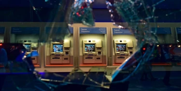 Por que os bancos lucram enquanto a economia afunda Por que os bancos lucram enquanto a economia afunda