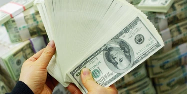 SEOUL, SOUTH KOREA - FEBRUARY 22:  A South Korean banker carries US dollar bank notes at the Korea Exchange bank on February 22, 2005 in Seoul, South Korea. The South Korean won jumped to its highest intraday level in more than seven years in domestic trade on Tuesday, boosted by strong foreign equity buying and exporter deals. (Photo by Chung Sung-Jun/Getty Images) SEOUL, SOUTH KOREA - FEBRUARY 22:  A South Korean banker carries US dollar bank notes at the Korea Exchange bank on February 22, 2005 in Seoul, South Korea. The South Korean won jumped to its highest intraday level in more than seven years in domestic trade on Tuesday, boosted by strong foreign equity buying and exporter deals. (Photo by Chung Sung-Jun/Getty Images)