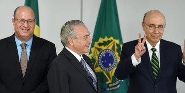 Brazilian acting President Michel Temer (C), Finance Minister Henrique Meirelles (R) and Ilan Goldfajn, appointed president to the Central Bank pose for photographers during a meeting at Planalto Palace in Brasilia on May 17, 2016. / AFP / EVARISTO SA        (Photo credit should read EVARISTO SA/AFP/Getty Images)