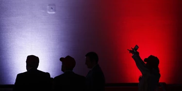 Silhuetas de participantes durante uma festa comemorando a eleição do candidato Republicano à presidência, Donald Trump, no hotel Hilton Midtown, em Nova York, na noite de 8 de novembro de 2016. Silhuetas de participantes durante uma festa comemorando a eleição do candidato Republicano à presidência, Donald Trump, no hotel Hilton Midtown, em Nova York, na noite de 8 de novembro de 2016.