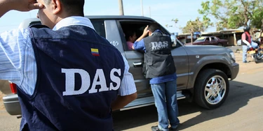 members of the Colombian DAS check cars in the border region of Paraguachon, in the Colombian-Venezuelan Guajira, state of Maracaibo, some 650 km northwest of Caracas on March 4, 2008. Colombia on Monday tried to tamp down tensions over its incursion into Ecuador, which has sparked diplomatic rebukes from around Latin America and led to a military standoff with its neighbors. Venezuela and Ecuador moved troops to their borders with Colombia and engaged in a war of words following Colombia's anti-guerrilla raid Saturday into Ecuador.   AFP PHOTO/Juan BARRETO (Photo credit should read JUAN BARRETO/AFP/Getty Images)