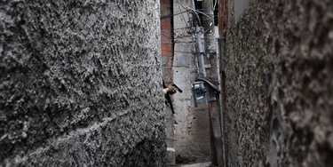 A soldier holds his gun as he walks along an alley of the Jacarezinho favela in Rio de Janeiro, Brazil, during a pre-dawn crackdown on drug gangs on August 21, 2017. Apu Gomes (Photo credit should read APU GOMES/AFP via Getty Images) A soldier holds his gun as he walks along an alley of the Jacarezinho favela in Rio de Janeiro, Brazil, during a pre-dawn crackdown on drug gangs on August 21, 2017. Apu Gomes (Photo credit should read APU GOMES/AFP via Getty Images)
