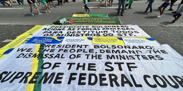 Faixas pedem o fechamento do Supremo Tribunal Federal durante os atos de 7 de setembro no Rio: um alvo preferencial do bolsonarismo.