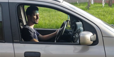 O sírio Houssam Nour em seu carro, em que trabalha como motorista de uber.