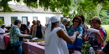 Se você desejar ser servido por uma pessoa negra vestida como uma escrava, você pode se hospedar na Fazenda Santa Eufrásia, em Vassouras, a 111 km do centro do Rio. Se você desejar ser servido por uma pessoa negra vestida como uma escrava, você pode se hospedar na Fazenda Santa Eufrásia, em Vassouras, a 111 km do centro do Rio.