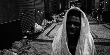 Pessoas em situação de rua se reúnem para dormir sob marquise na região no centro do Rio.