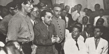 O líder comunista Luiz Carlos Prestes, ao centro, em julgamento pelo Tribunal de Segurança, 1937. O líder comunista Luiz Carlos Prestes, ao centro, em julgamento pelo Tribunal de Segurança, 1937.