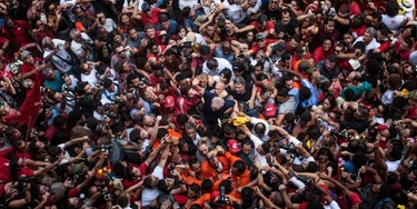 Após último discurso antes de ir até a Polícia Federal, o ex-presidente Lula é carregado e levado pelo povo de volta ao Sindicato dos Metalúrgicos do ABC. 07 de abril de 2018. São Bernardo do Campo (SP) Após último discurso antes de ir até a Polícia Federal, o ex-presidente Lula é carregado e levado pelo povo de volta ao Sindicato dos Metalúrgicos do ABC. 07 de abril de 2018. São Bernardo do Campo (SP)