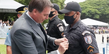 Bolsonaro condecora policial militar no Rio: presidente retoma ideia de dar licença para matar a agentes. Bolsonaro condecora policial militar no Rio: presidente retoma ideia de dar licença para matar a agentes.