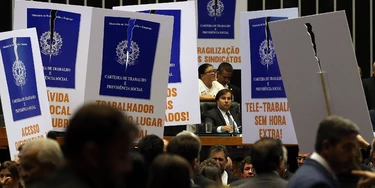 26/04/2017- Brasília- DF, Brasil- Deputados de partidos de oposição ao governo tentam adiar a votação em plenário do projeto de lei (6787/16), que trata da reforma trabalhista 
Foto: Antonio Cruz/Agência Brasil 26/04/2017- Brasília- DF, Brasil- Deputados de partidos de oposição ao governo tentam adiar a votação em plenário do projeto de lei (6787/16), que trata da reforma trabalhista 
Foto: Antonio Cruz/Agência Brasil