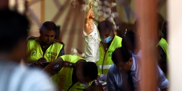 Agentes de segurança inspecionam a parte interna da igreja de São Sebastião em Negombo, em 22 de abril de 2019, um dia após o prédio ter sido atingido em uma série de explosões que tiveram como alvo igrejas e hotéis de luxo no Sri Lanka.