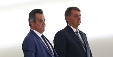 O ministro da Casa Civil Ciro Nogueira, um dos grandes nomes ligados ao orçamento secreto, junto ao presidente Jair Bolsonaro.