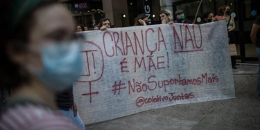 Mulheres se manifestam contra juíza de Santa Catarina que induziu criança de 11 anos a desistir de aborto. Caso ocorreu antes da segunda gravidez da menina do Piauí.