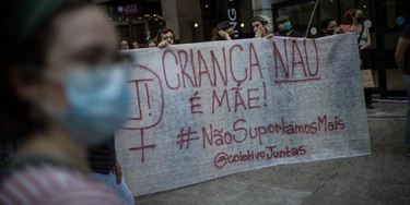 Mulheres se manifestam contra juíza de Santa Catarina que induziu criança de 11 anos a desistir de aborto. Caso ocorreu antes da segunda gravidez da menina do Piauí. Mulheres se manifestam contra juíza de Santa Catarina que induziu criança de 11 anos a desistir de aborto. Caso ocorreu antes da segunda gravidez da menina do Piauí.