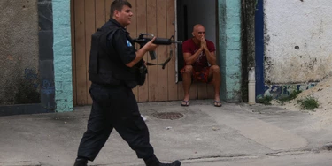 Operações de policiais no Rio de Janeiro reforçam política de confronto na Segurança Pública. Operações de policiais no Rio de Janeiro reforçam política de confronto na Segurança Pública.