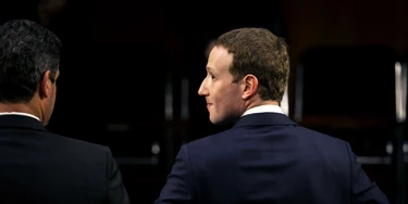 Mark Zuckerberg, CEO e fundador da empresa Facebook Inc., sai para o intervalo durante uma audiência conjunta dos comitês Judiciário e de Comércio do Senado, em Washington, D.C., em 10 de abril de 2018. Mark Zuckerberg, CEO e fundador da empresa Facebook Inc., sai para o intervalo durante uma audiência conjunta dos comitês Judiciário e de Comércio do Senado, em Washington, D.C., em 10 de abril de 2018.