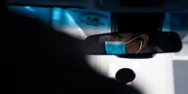 Um motorista da Uber usando uma máscara cirúrgica é visto pelo espelho em Manhattan em 15 de março de 2020. Um motorista da Uber usando uma máscara cirúrgica é visto pelo espelho em Manhattan em 15 de março de 2020.