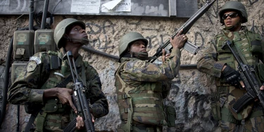 Soldiers take part in a joint operation by the Police and Brazilian Armed Forces to fight heavily armed drug traffickers at the Rocinha favela in Rio de Janeiro, Brazil, on September 22, 2017.Brazilian soldiers were sent to help Rio de Janeiro police fight heavily armed drug traffickers who have taken over much of the biggest shantytown in the country, the Rocinha favela. Local media reported intense shooting between police and criminals early Friday at Rocinha, where approximately 70,000 people live in a teeming collection of small homes on steep hillsides overlooking western Rio. / AFP PHOTO / Mauro PIMENTEL (Photo credit should read MAURO PIMENTEL/AFP/Getty Images)