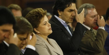 SAO PAULO, SP, BRASIL, 11-10-2010, 11: 00. A candidata a presidencia da republica  Dilma Rousseff  assiste a missa na catedral do santuario de Aparecida, interior de Sao Paulo, logo apos a candidata foi ovacionada pro fieis na saida do santuario.  (Foto: Joel Silva/ Folhapress. ***PODER*** SAO PAULO, SP, BRASIL, 11-10-2010, 11: 00. A candidata a presidencia da republica  Dilma Rousseff  assiste a missa na catedral do santuario de Aparecida, interior de Sao Paulo, logo apos a candidata foi ovacionada pro fieis na saida do santuario.  (Foto: Joel Silva/ Folhapress. ***PODER***