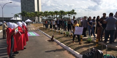 Em frente ao STF, religiosos optam pela surdez e gritam orações para não escutar argumentos de manifestantes pró-aborto Em frente ao STF, religiosos optam pela surdez e gritam orações para não escutar argumentos de manifestantes pró-aborto
