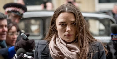 Keira Knightley, como denunciante Katharine Gun, no filme "Segredos Oficiais", de 2019. Keira Knightley, como denunciante Katharine Gun, no filme "Segredos Oficiais", de 2019.