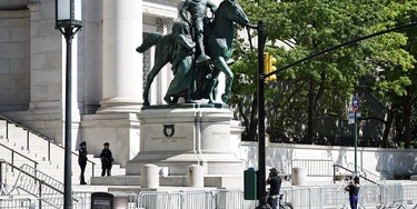 Pessoas passam pela estátua equestre de Theodore Roosevelt em frente ao Museu Americano de História Natural, em 22 de junho, na cidade de Nova York.