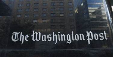Washington Post pede ação legal contra sua fonte, Edward Snowden, após aceitar prêmio por reportagem Washington Post pede ação legal contra sua fonte, Edward Snowden, após aceitar prêmio por reportagem