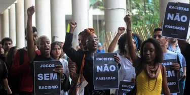 “Mulata, analfa, postura de macaco”: racistas do Direito nunca foram punidos. Ouça músicas de 2005 “Mulata, analfa, postura de macaco”: racistas do Direito nunca foram punidos. Ouça músicas de 2005