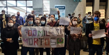 Médicos protestam contra Bolsonaro no Hospital das Clínicas