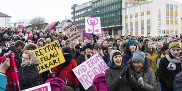 Islandesas protestam em 'Dia de folga das mulheres' deste ano, seguindo a tradição que teve início em 1975. Trocar o termo "greve" por "folga" gerou mais empatia e adesão. Islandesas protestam em 'Dia de folga das mulheres' deste ano, seguindo a tradição que teve início em 1975. Trocar o termo "greve" por "folga" gerou mais empatia e adesão.