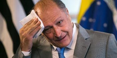 SÃO PAULO, SP - 16.11.2017: GOVERNO AUTORIZA OBRAS EM NOVA ESTAÇÃO - Governador Geraldo Alckmin (PSDB) autorizou nesta quinta-feira (16), no Palácio dos Bandeirantes, zona sul da capital, a contratação das obras de implantação da Nova Estação Francisco Morato da linha 7 Rubi. O consórcio vencedor solicitou um valor de 114,9 Mi, com inicio neste ano e prazo de 36 meses. A nova estação terá 6000 metros quadrados de área construída, três plataformas de embarque e desembarque, cinco escadas rolantes, três elevadores e todos os itens de acessibilidade para pessoas com deficiência. Essa é a maior linha da CPTM com 60,5 km que vai Luz a Estação Jundiaí. (Foto: Tom Vieira Freitas /Fotoarena/Folhapress) ORG XMIT: 1429081 SÃO PAULO, SP - 16.11.2017: GOVERNO AUTORIZA OBRAS EM NOVA ESTAÇÃO - Governador Geraldo Alckmin (PSDB) autorizou nesta quinta-feira (16), no Palácio dos Bandeirantes, zona sul da capital, a contratação das obras de implantação da Nova Estação Francisco Morato da linha 7 Rubi. O consórcio vencedor solicitou um valor de 114,9 Mi, com inicio neste ano e prazo de 36 meses. A nova estação terá 6000 metros quadrados de área construída, três plataformas de embarque e desembarque, cinco escadas rolantes, três elevadores e todos os itens de acessibilidade para pessoas com deficiência. Essa é a maior linha da CPTM com 60,5 km que vai Luz a Estação Jundiaí. (Foto: Tom Vieira Freitas /Fotoarena/Folhapress) ORG XMIT: 1429081