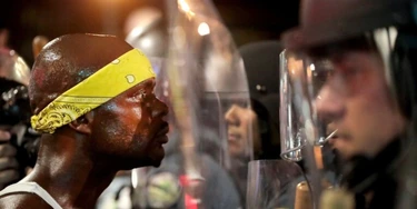 Manifestantes confrontam a polícia durante protestos em St. Louis. 16 de setembro de 2017Dozens of business windows were smashed and at least two police cars were damaged during a second day of protests following the acquittal of Stockley, who was been charged with first-degree murder last year following the 2011 on-duty shooting of Anthony Lamar Smith. (Photo by Scott Olson/Getty Images) Manifestantes confrontam a polícia durante protestos em St. Louis. 16 de setembro de 2017Dozens of business windows were smashed and at least two police cars were damaged during a second day of protests following the acquittal of Stockley, who was been charged with first-degree murder last year following the 2011 on-duty shooting of Anthony Lamar Smith. (Photo by Scott Olson/Getty Images)