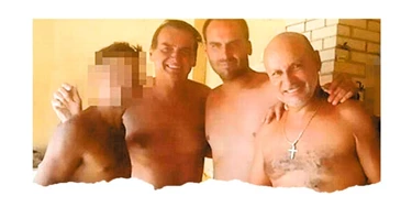 Jair Bolsonaro e Eduardo Bolsonaro confraternizam com Fabrício Queiroz, amigo da família Bolsonaro há mais de 30 anos.  Jair Bolsonaro e Eduardo Bolsonaro confraternizam com Fabrício Queiroz, amigo da família Bolsonaro há mais de 30 anos.