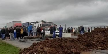 Barricadas se multiplicaram pelas rodovias do país no dia seguinte à derrota de Jair Bolsonaro nas urnas, com muitos apoiadores do presidente pedindo intervenção militar contra o resultado de domingo. Barricadas se multiplicaram pelas rodovias do país no dia seguinte à derrota de Jair Bolsonaro nas urnas, com muitos apoiadores do presidente pedindo intervenção militar contra o resultado de domingo.