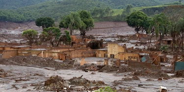 O rompimento da barragem de rejeitos da mineradora Samarco, cujos donos são a Vale a anglo-australiana BHP, causou uma enxurrada de lama que inundou várias casas no distrito de Bento Rodrigues, em Mariana, na Região Central de Minas Gerais. Inicialmente, a mineradora havia afirmado que duas barragens haviam se rompido, de Fundão e Santarém. No dia 16 de novembro, a Samarco confirmou que apenas a barragem de Fundão se rompeu.Local: Distrito de Bento Rodrigues, Município de Mariana, Minas Gerais.Foto: Rogério Alves/TV Senado O rompimento da barragem de rejeitos da mineradora Samarco, cujos donos são a Vale a anglo-australiana BHP, causou uma enxurrada de lama que inundou várias casas no distrito de Bento Rodrigues, em Mariana, na Região Central de Minas Gerais. Inicialmente, a mineradora havia afirmado que duas barragens haviam se rompido, de Fundão e Santarém. No dia 16 de novembro, a Samarco confirmou que apenas a barragem de Fundão se rompeu.Local: Distrito de Bento Rodrigues, Município de Mariana, Minas Gerais.Foto: Rogério Alves/TV Senado