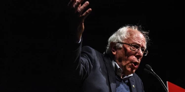 O senador Bernie Sanders discursa em um evento da campanha “libere o voto” com a candidata do Partido Democrata ao governo Christine Hallquist em 4 de novembro de 2018 em Burlington, no estado de Vermont.
