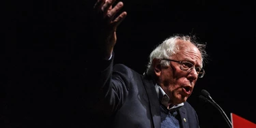 O senador Bernie Sanders discursa em um evento da campanha “libere o voto” com a candidata do Partido Democrata ao governo Christine Hallquist em 4 de novembro de 2018 em Burlington, no estado de Vermont. O senador Bernie Sanders discursa em um evento da campanha “libere o voto” com a candidata do Partido Democrata ao governo Christine Hallquist em 4 de novembro de 2018 em Burlington, no estado de Vermont.