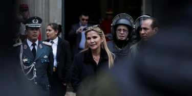 Jeanine Áñez, participa de uma cerimônia com a polícia diante do Palácio Presidencial em La Paz, Bolívia, em 13 de novembro de 2019.