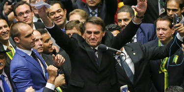 O então deputado Jair Bolsonaro vota pela autorização do processo de impeachment da presidenta Dilma Rousseff, no plenário da Câmara dos Deputados. O então deputado Jair Bolsonaro vota pela autorização do processo de impeachment da presidenta Dilma Rousseff, no plenário da Câmara dos Deputados.